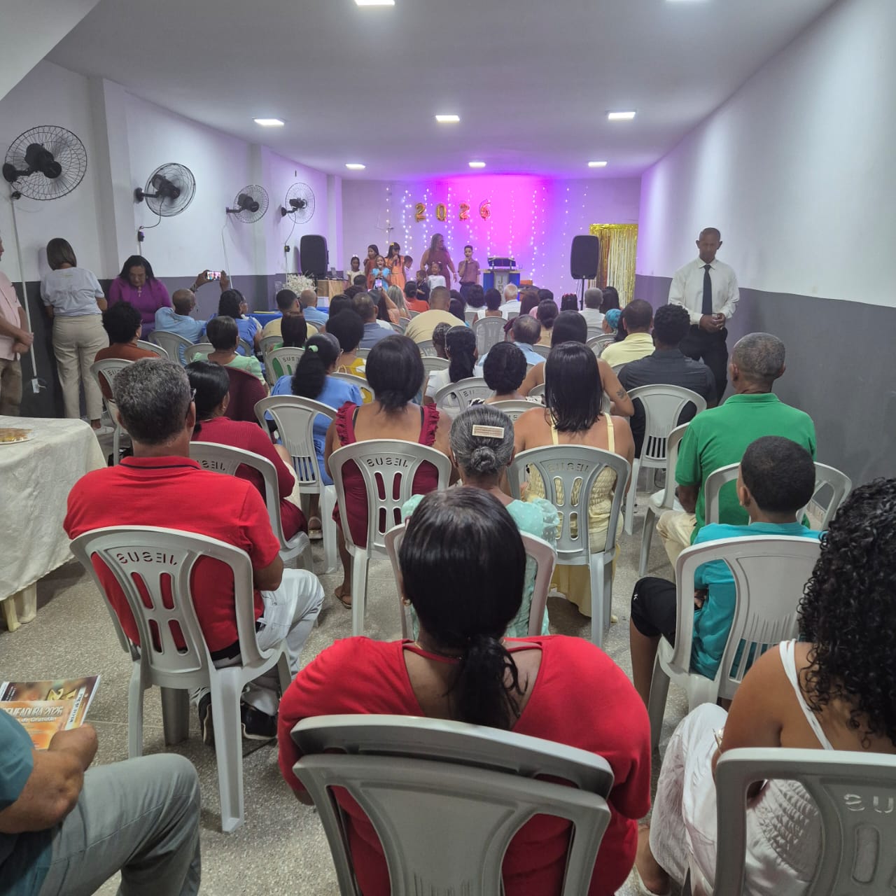 Culto de adoração na igreja